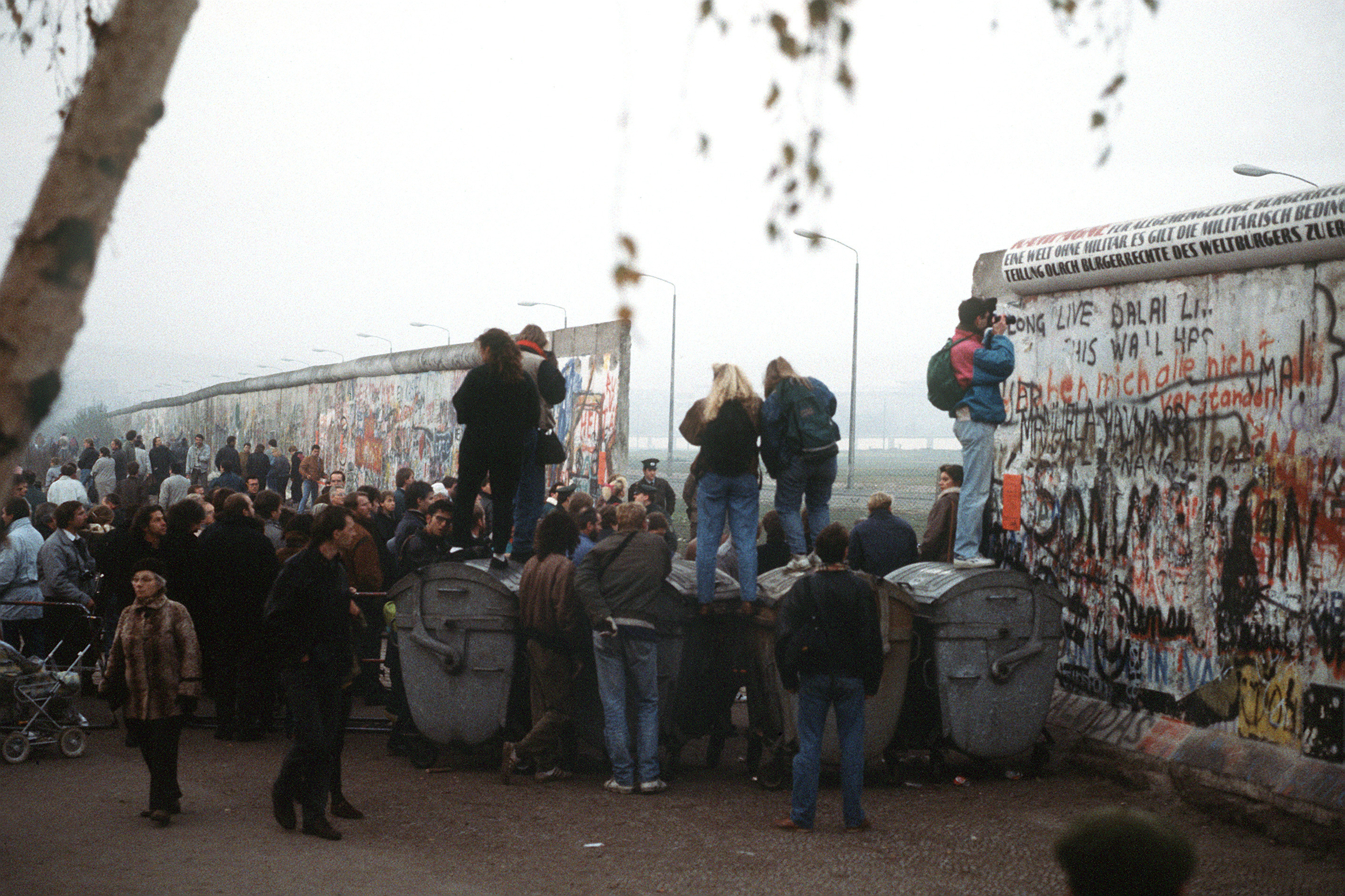 Občania NSR pri novovzniknutom priechode v Berlínskom múre, Námestie Potsdam, november 1989. Archív Ministerstva obrany Spojených štátov amerických